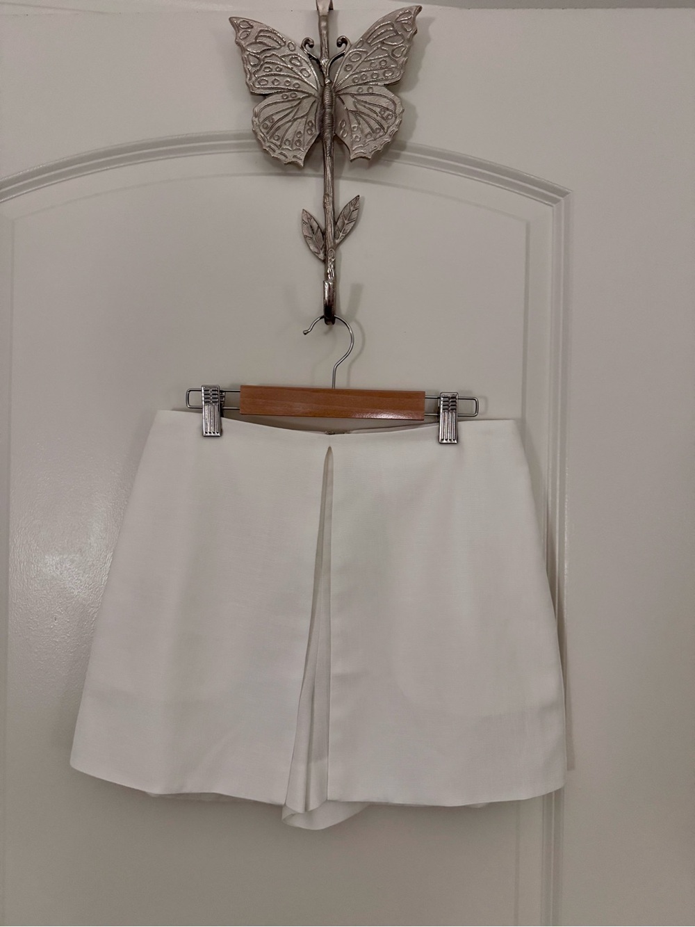 BCBGMaxAzria White Front-Slit Skort